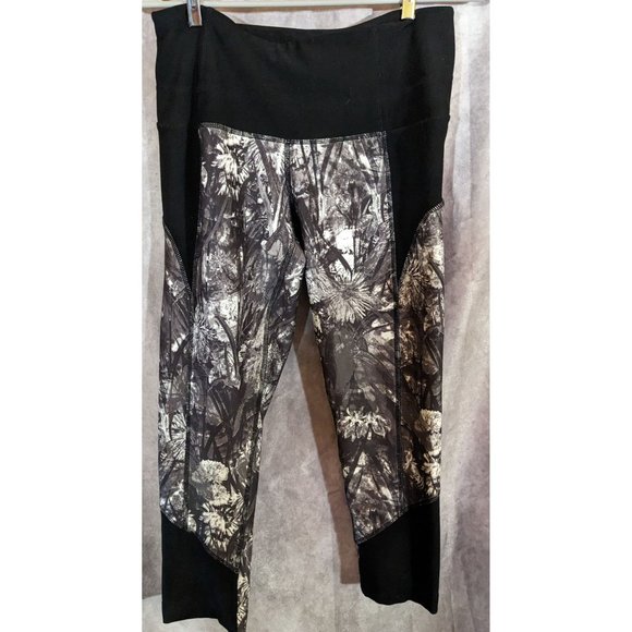 MPG Pants - MPG Black And White Floral Capris